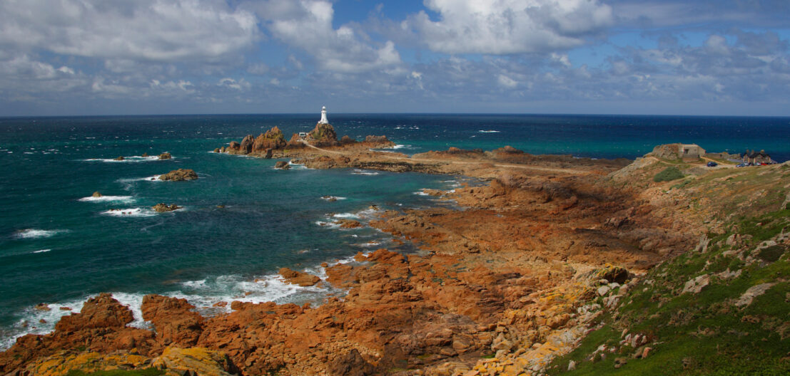 the-corbiere-lighthouse-during-low-tide-in-the-so-2026-01-11-09-52-57-utc